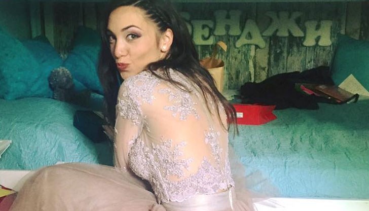 Бенджи се е спряла на рокля в цвят пепел от рози