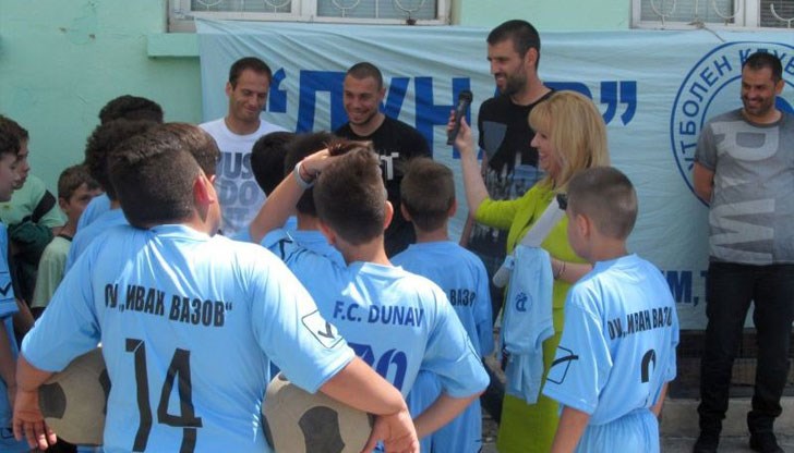 Футболисти на Дунав поритаха с децата, подариха им топки и фланелка с автографи