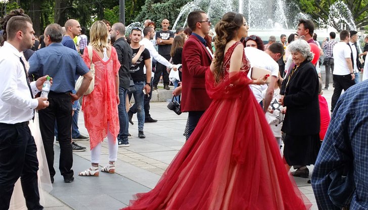 Най-много ме впечатли девойката с червената рокля