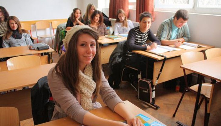 Изпитът започна в 8.00 часа и продължава четири астрономически часа Изпитът започна в 8.00 часа и продължава четири астрономически часа