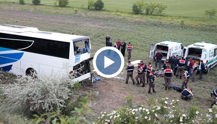 8 жертви и 32-ма ранени след пропадане на автобус в пропаст