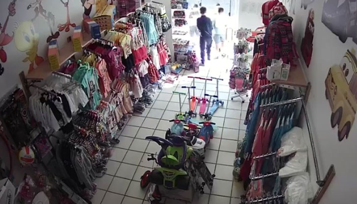 Скъпи родители, гледайте, това са вашите деца - "добри, културни и възпитани"! Скъпи родители, гледайте, това са вашите деца - "добри, културни и възпитани"!