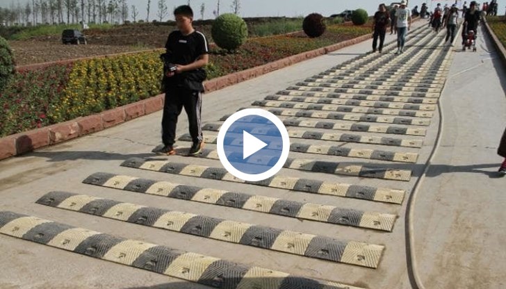 50 "легнали полицаи" предизвикват смут у туристите