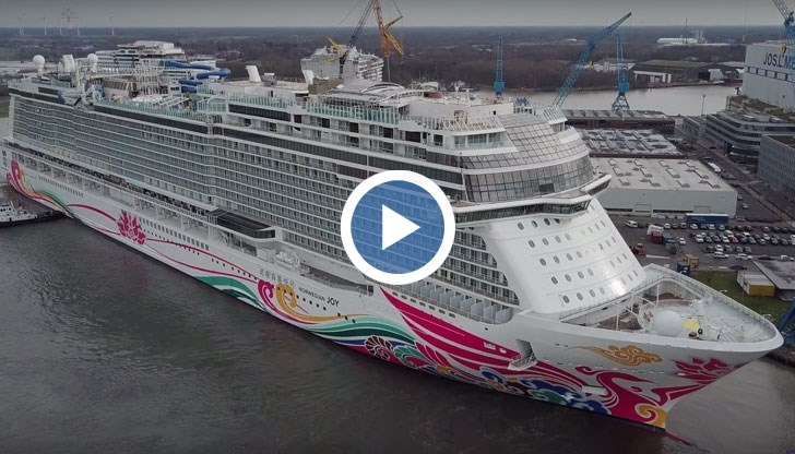 Тя съвсем не е малка и е на две нива, заемайки две палуби