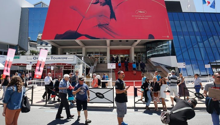 Сградата била претърсена от екипи с кучета, специализирани в търсенето на взривни вещества