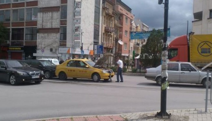 Три автомобила се нанизаха един в друг Три автомобила се нанизаха един в друг