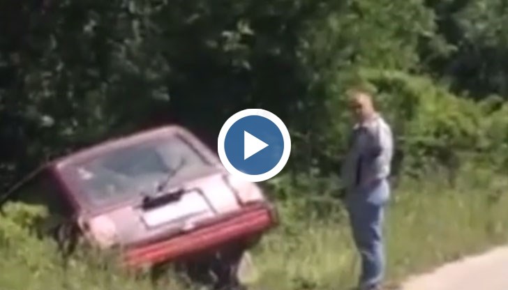 Водач на лек автомобил "Лада" изтърва управлението на колата си и се заби с висока скорост в крайпътно дърво