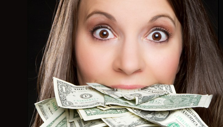 Тя решила да изяде парите, за да уязви бившата си половинка Тя решила да изяде парите, за да уязви бившата си половинка