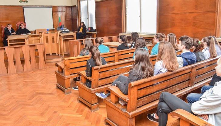 Младежите се срещнаха очи в очи със съдиите Пламен Ченджиев и Велизар Бойчев