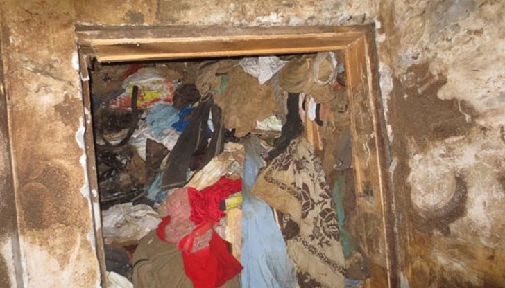 Апартаментът на 84-годишната жена може да бъде използван за декор във филм на ужасите