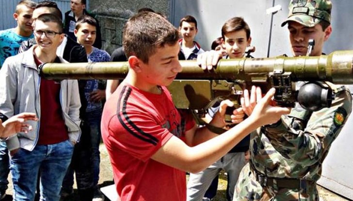 Учениците ще се учат как да реагират при екстремни ситуации, не само военни действия