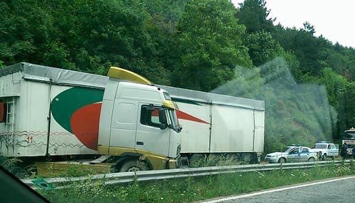 При инцидента са се обърнали три леки коли и товарен камион