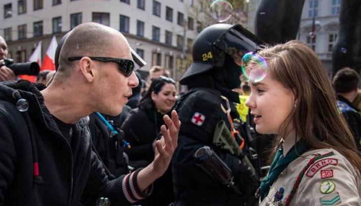 Чешко момиче скаут стана сензация в интернет, след като се появи снимка как тя спори с неонацист по време на митинг