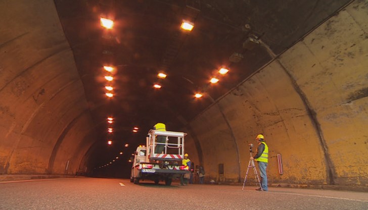 По този начин леките автомобили през деня ще могат да преминават двупосочно в тръбата за София на тунела