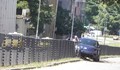 Фолксваген "Костенурка" изкърти 10 метра желязна ограда