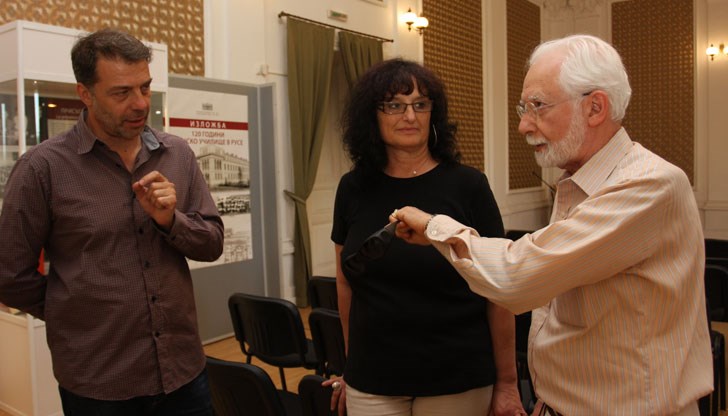 Номинираният за Нобелова награда русенец, който от години живее в Америка, бе посрещнат от директора на музея проф. д-р Николай Ненов