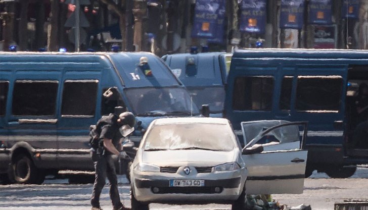 В колата му, която се вряза в полицейски ван, са открити газови бутилки, автомат "Калашников" и пистолети