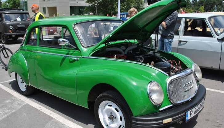 Тази година участие в Парада взеха 93 автомобила и мотоциклета