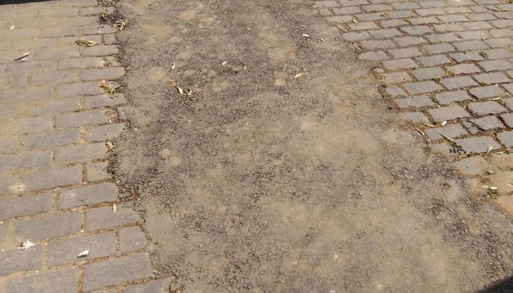 Запълниха с асфалт между паветата на паркинга при Съдебната палата