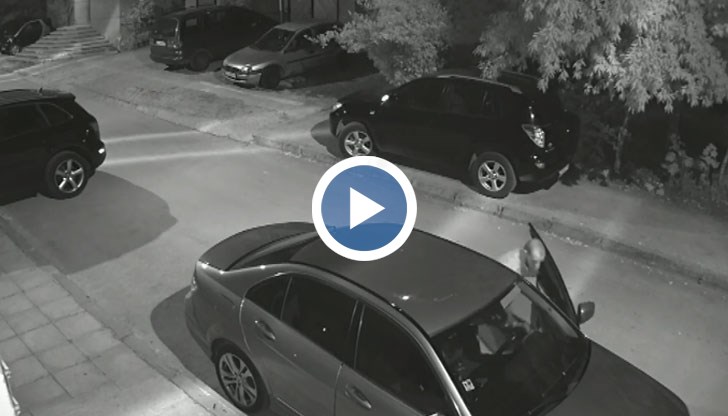 Камера засне как апаш разбива "Мерцедес"
