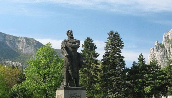 На 2 юни отдаваме почит на големия поет-революционер Христо Ботев