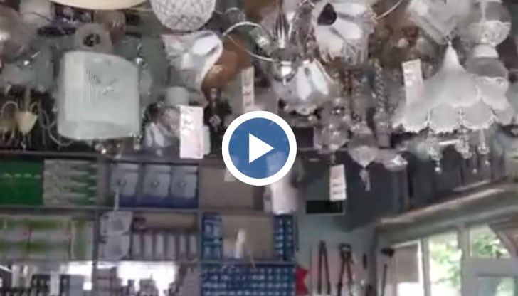 Видео от земетресението, заснето в магазин за лампи