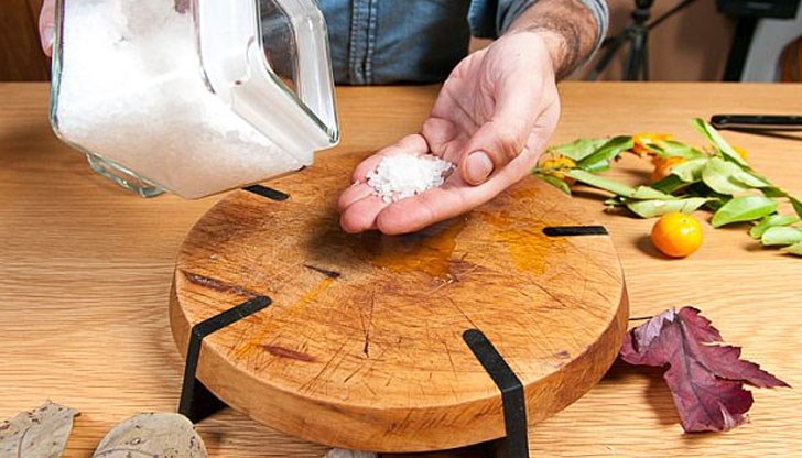 Миенето на дъската с вода и веро изобщо не е достатъчно, особено ако сме рязали месо на нея Миенето на дъската с вода и веро изобщо не е достатъчно, особено ако сме рязали месо на нея