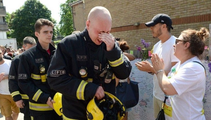 Героите, борили се със стихията в небостъргача, притихнаха в памет на загиналите
