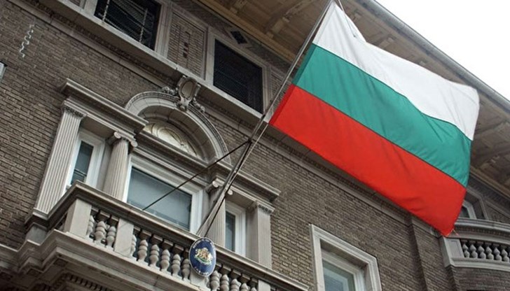 Българският консул в града Пламена Петкова разказва, че заради силните дъждове са повредени тавана и два шкафа
