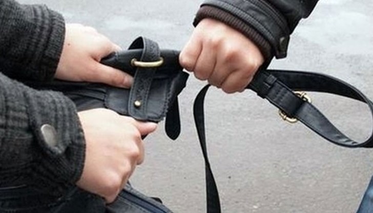 Неизвестно лице блъсва жената в гръб и със сила отнема дамската й чанта