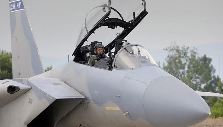 Президентът летя с изтребител F-15C