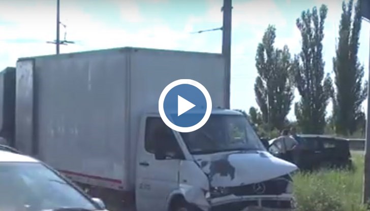 Румънски камион удря в задната част кола и я изхвърля в тревата