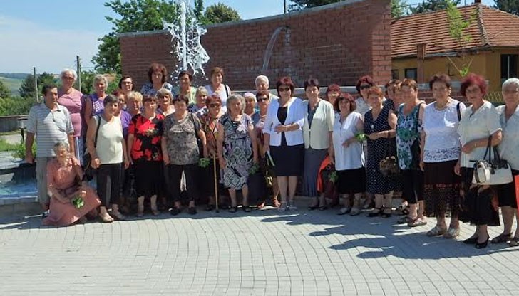 Пенсионерите от клуб „Млади сърца“ в Ценово посрещнаха скъпи гости от град Искър