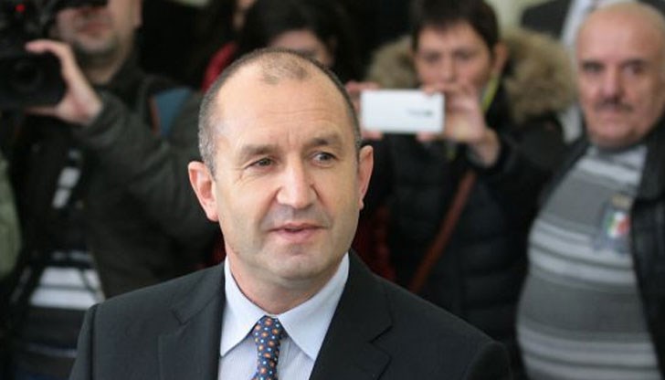 Тя е с гриф "поверително" Тя е с гриф "поверително"