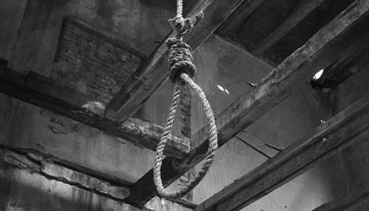 Вчера безжизненото му тяло бе открито от съпругата му на тавана на дома им