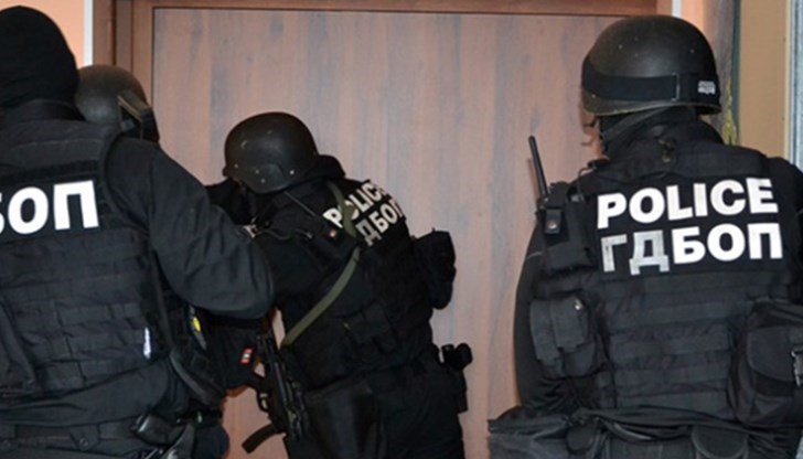 Освен тях са арестувани и 12 служители от Изпълнителна агенция „Автомобилна администрация“, в които е имало 115 хидяли лева Освен тях са арестувани и 12 служители от Изпълнителна агенция „Автомобилна администрация“, в които е имало 115 хидяли лева