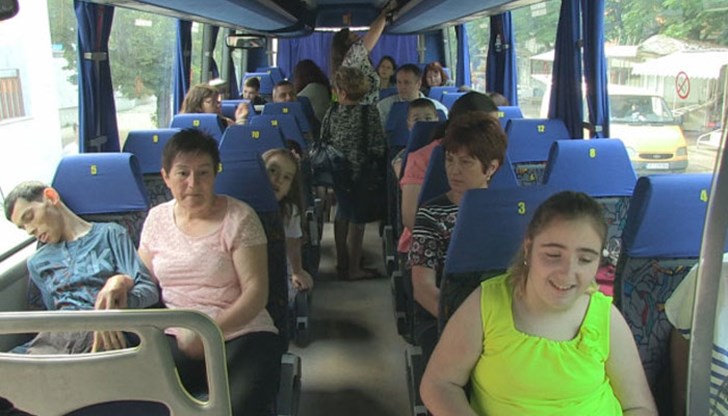 С помощта на майките им, които благотворително плетоха и продаваха мартеници, те събраха средства за екскурзия