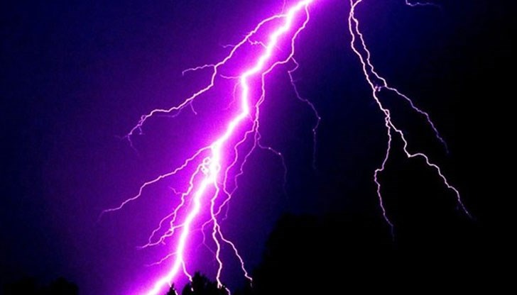 Младият мъж ловял риба с гумена лодка Младият мъж ловял риба с гумена лодка