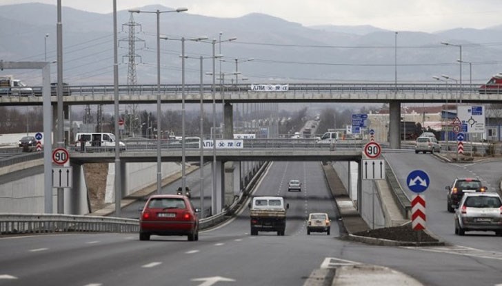 При сегашната система леките коли плащат по-малко от чуждите камиони, което е несправедливо При сегашната система леките коли плащат по-малко от чуждите камиони, което е несправедливо
