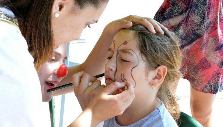 Доброволци от Гърция, Испания, Италия и Португалия гримират желаещите, като изработват и маски за предстоящия Русенски карнавал