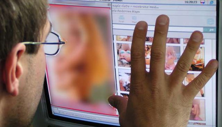 Иззети са настолен компютър, лаптоп и две флаш памети, съдържащи файлове с материали с детска сексуална експлоатация Иззети са настолен компютър, лаптоп и две флаш памети, съдържащи файлове с материали с детска сексуална експлоатация