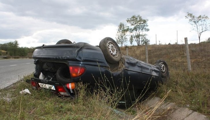 Заради пътния инцидент се е образувала колона от автомобили / Снимката е илюстративна Заради пътния инцидент се е образувала колона от автомобили / Снимката е илюстративна