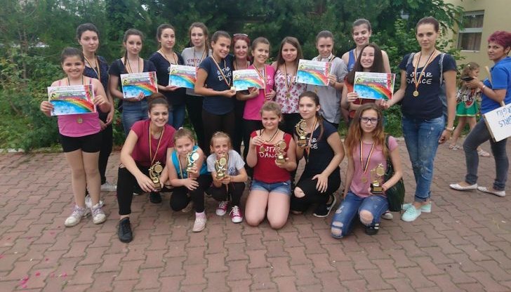 Танцьори от формация "Star Dance" към Народно читалище "Христо Ботев - 1908" - Русе Танцьори от формация "Star Dance" към Народно читалище "Христо Ботев - 1908" - Русе