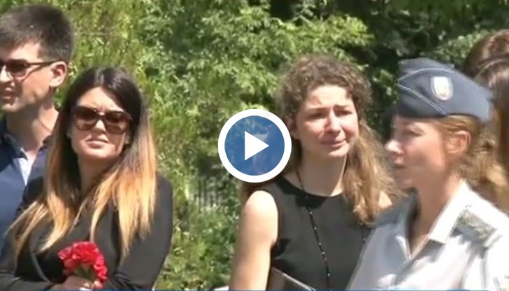 Сърцата са стегнати от мъката...