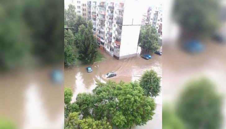 Най-пострадал от водната стихия, продължила цял час, е бил квартал "Север"
