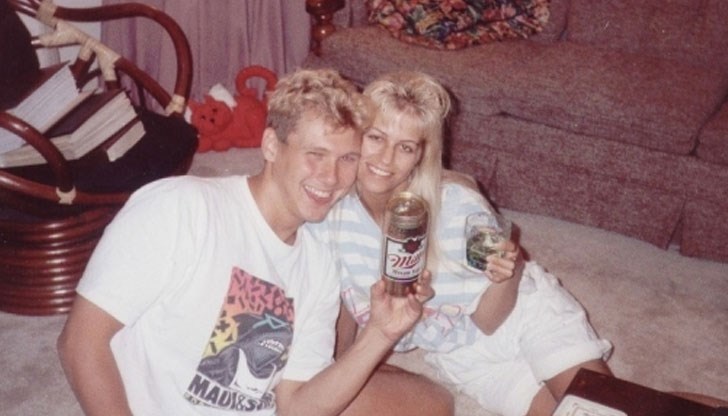 Карла поднася упоената си сестра като коледен подарък за Пол, той я изнасилва и по-късно тя почива