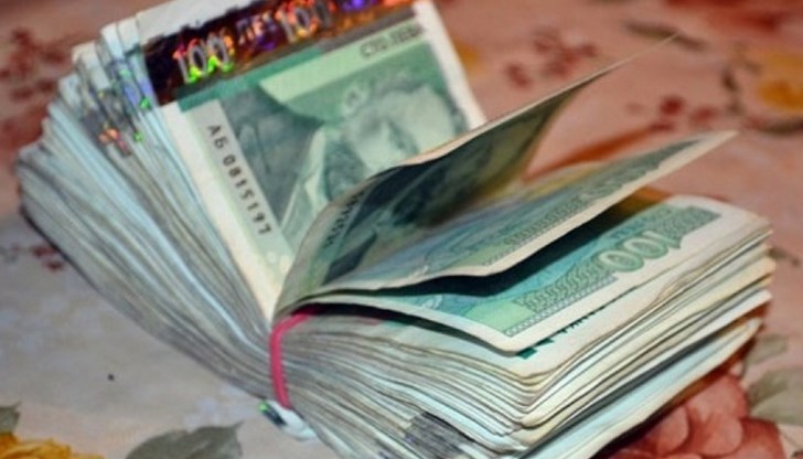 Двамата мъже се принудиха да върнат над 3 000 лева на жертвата