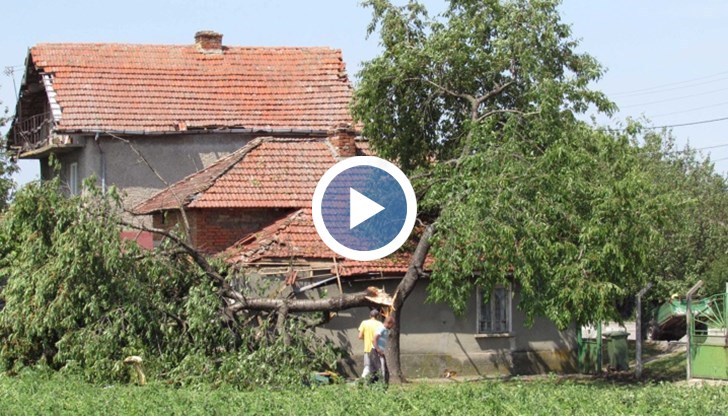 Местните жители разказват, че не помнят от години подобно бедствие