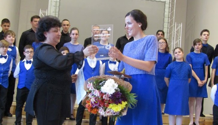 Най-емоционалният момент на концерта беше изпращането на Симона Георгиева – абитуриентка от СУЕЕ „Св. К. К.Философ“