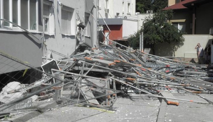 Конструкцията повлякла климатиците и част от фасадата на блока